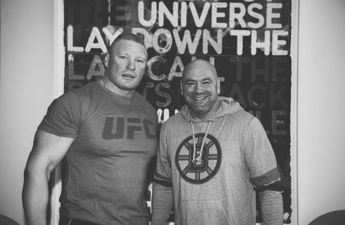 Brock Lesnar, con la camiseta de la UFC, posando junto a Dana White