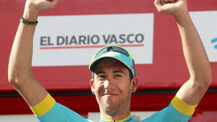 Omar Fraile celebrando en Eibar su triunfo de etapa.