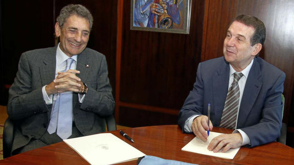 A la izquierda el presidente del Celta, Carlos Mourio. A la derecha...