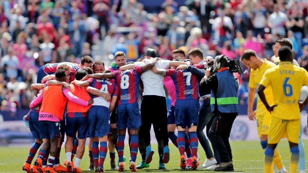 Los jugadores del Levante se abrazan tras el pitido final.