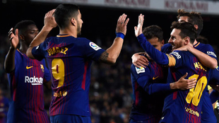 Los jugadores del Bara celebran un gol de Messi al Legans