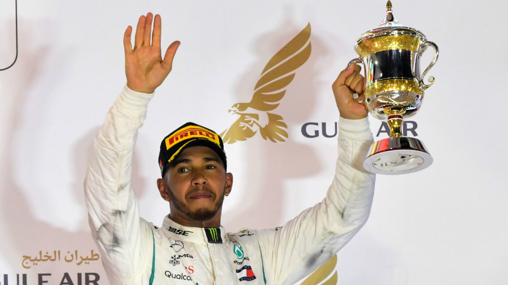Lewis Hamilton, con el trofeo obtenido por su tercer puesto en...