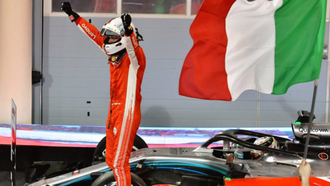 Sebastian Vettel, celebrando la victoria sobre su Ferrari