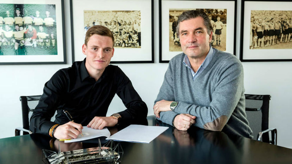 Sergio Gmez firma su contrato con el Borussia Dortmund.