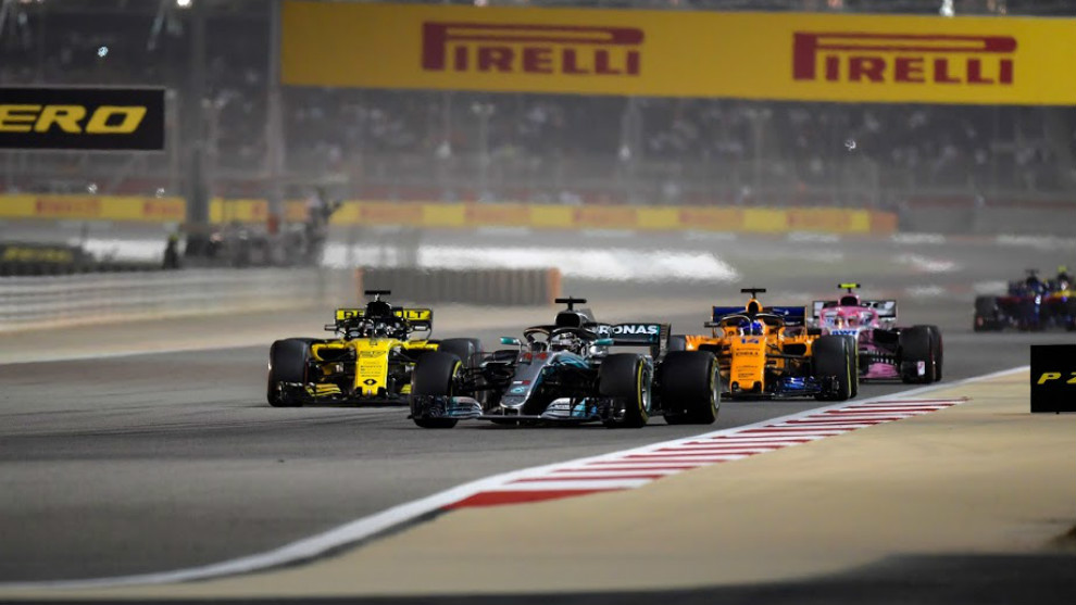 Hamilton, delante de Hulkenberg y Alonso, durante el GP de Bahrin