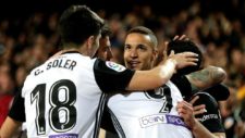 Los jugadores del Valencia celebran el gol de Rodrigo ante el...