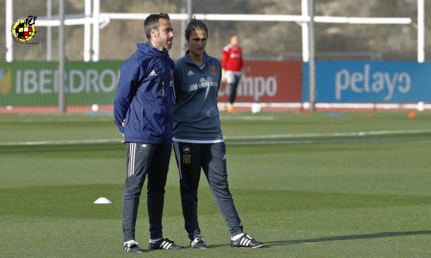 Jorge Vilda junto a Montse Tom durante un entrenamiento.