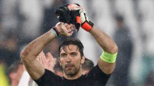 Buffn aplaude al pblico del Juventus Stadium.