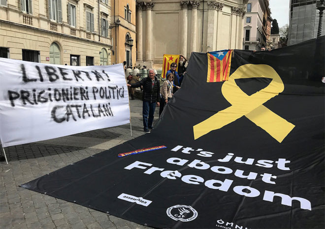 La pancarta desplegada en el centro de Roma.