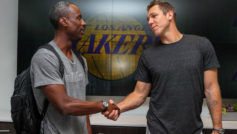 Andre Ingram saluda al entrenador de los Lakers, Luke Walton
