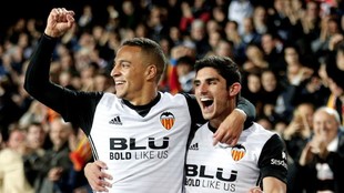Rodrigo y Guedes celebran el gol del Valencia contra el Espanyol.