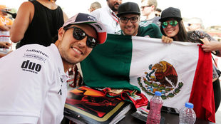 Checo, con aficionados mexicanos en Sakhir
