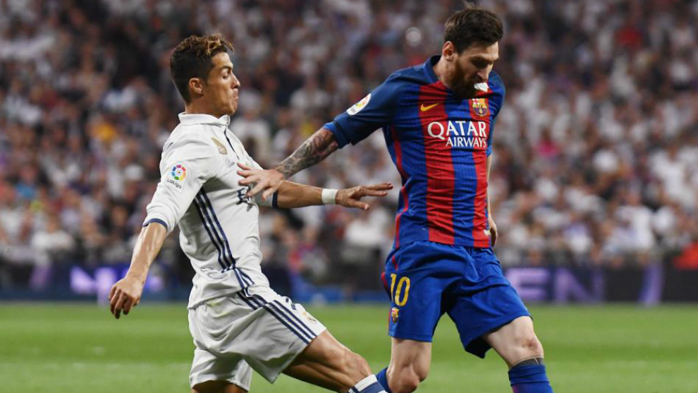 Cristiano pugna con Messi en un Clsico reciente.