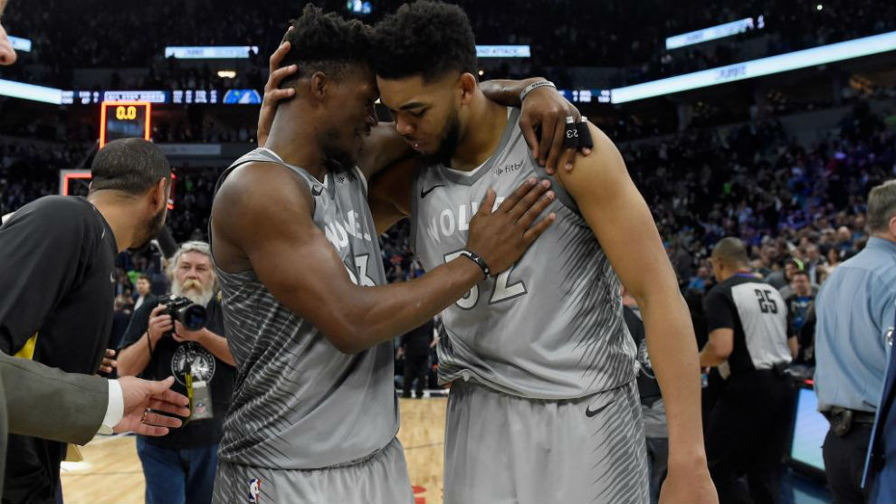 Jimmy Butler y Karl-Anthony Towns se abrazan tras conseguir la...