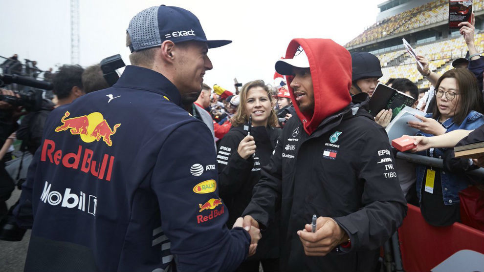 Max Verstappen y Lewis Hamilton se saludan en un Gran Premio de 2019.