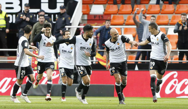 Varios jugadores del Valencia celebran un gol.