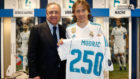 Florentino entreg a Modric una camiseta por su partido 250 con el...