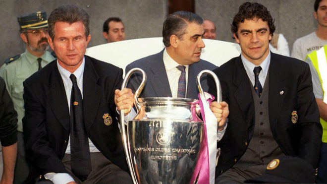 Heynckes, junto a Lorenzo Sanz y Manolo Sanchs, con la Copa de...