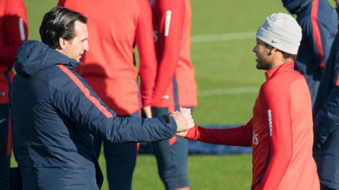 Emery y Neymar se saludan.