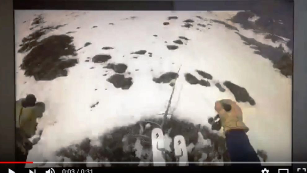 El esquiador se da cuenta tarde de que accede a una zona sin nieve y...