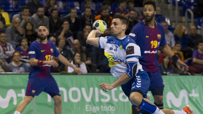 Adri Figueras lanza para marcar uno de sus siete goles al Barcelona.