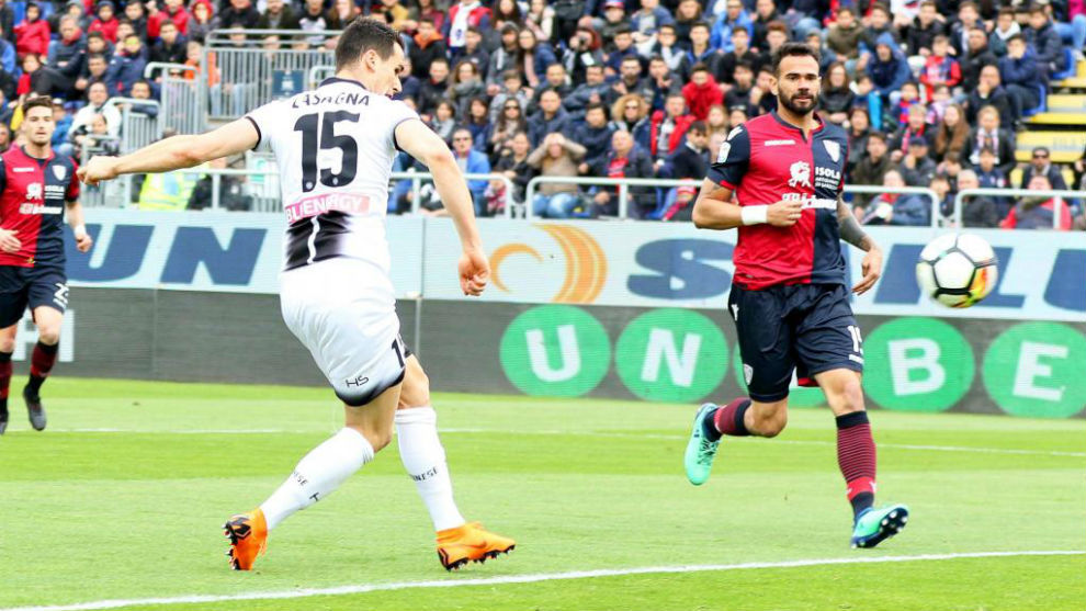 Lasagna marca el primer gol de Udinese contra el Cagliari.