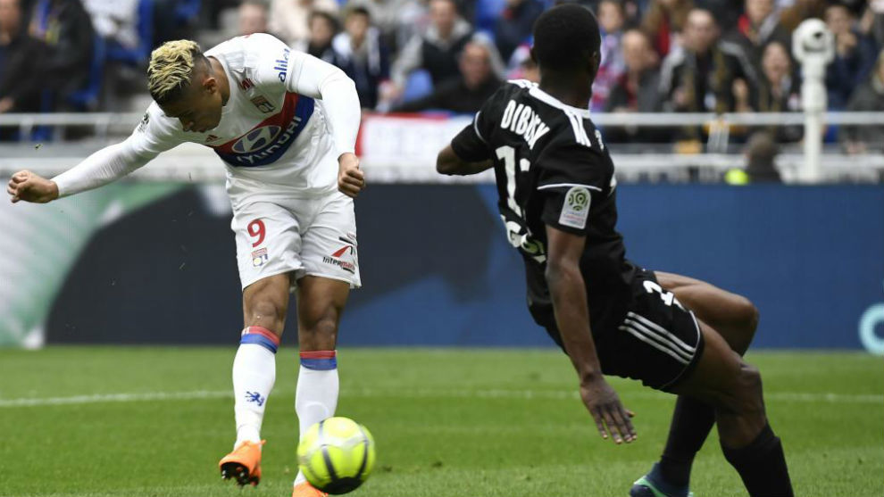 Mariano recorta a Dibassy y marca el 1-0 del Lyon.