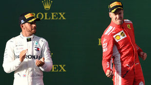 Vettel celebra su triunfo en Australia ante Hamilton.