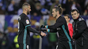 Bale entra al campo por Benzema.