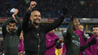 Guardiola celebra con sus jugadores un triunfo del Manchester City.