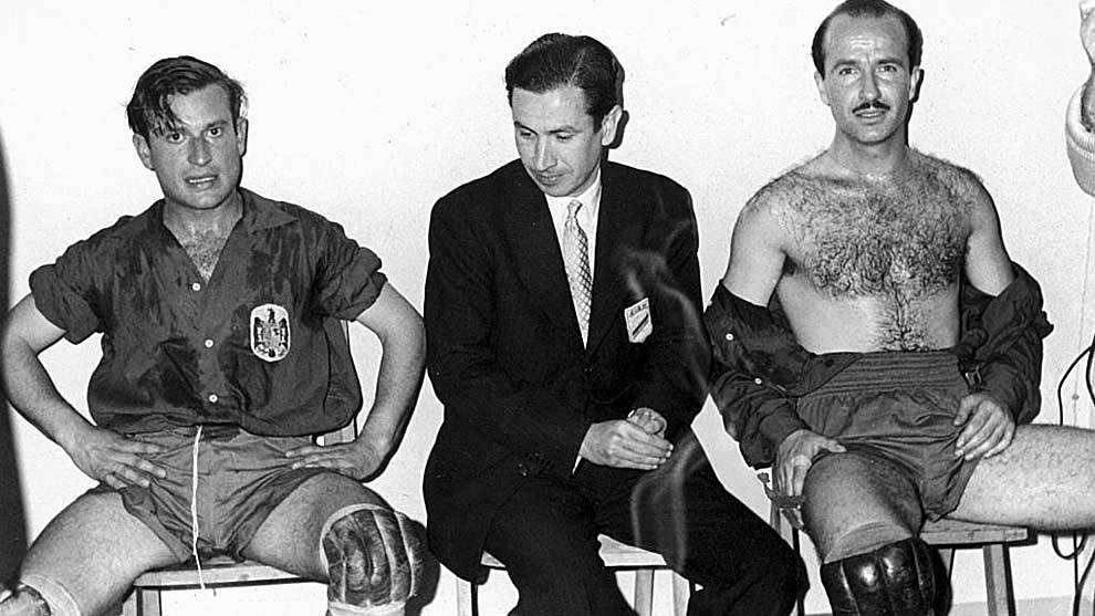 El seleccionador Juan Antonio Samaranch, sentado en el vestuario junto a dos jugadores