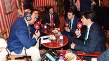 Haro y Lpez Cataln, con los compaeros de Radio MARCA Sevilla.