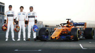 Vandoorne, Norris y Alonso, junto al MCL33.