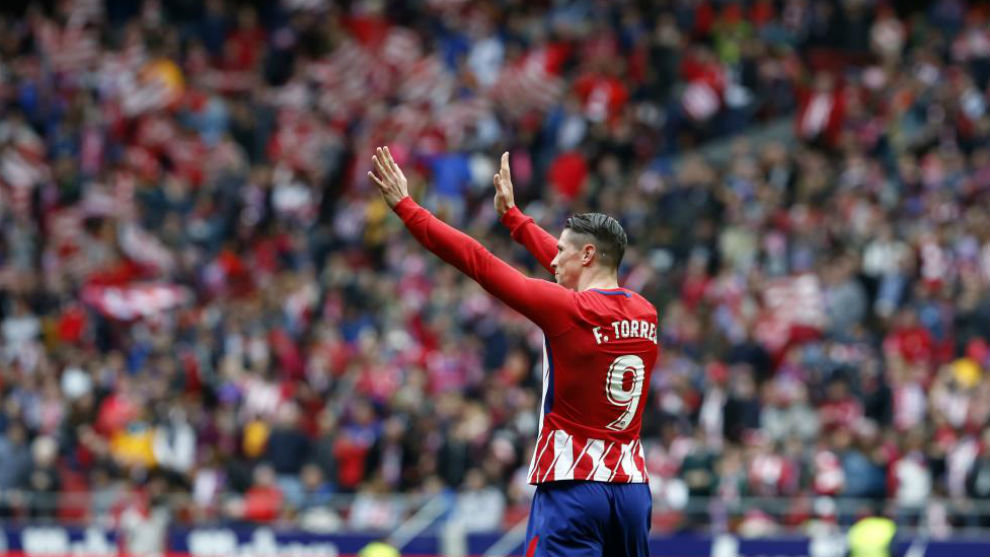 Torres dedica su gol a la grada del Metropolitano.