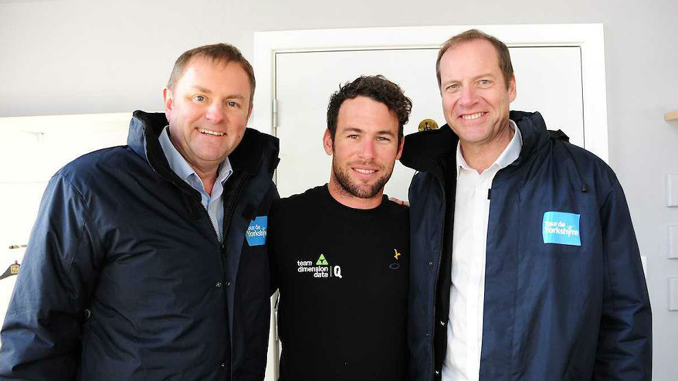 Mark Cavendish, entre Gary Verity y Christian Prudhomme.