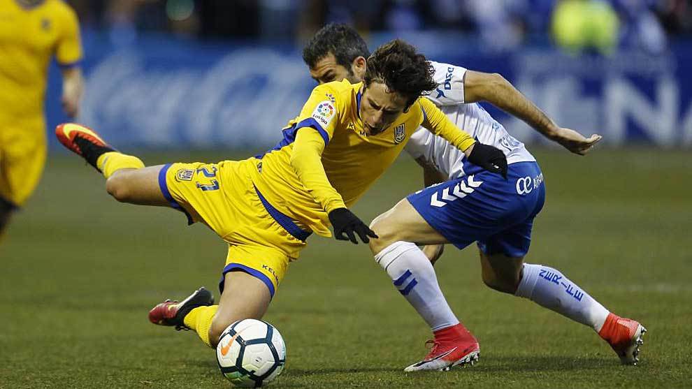 Sangalli cae disputando un baln en el partido ante el Tenerife
