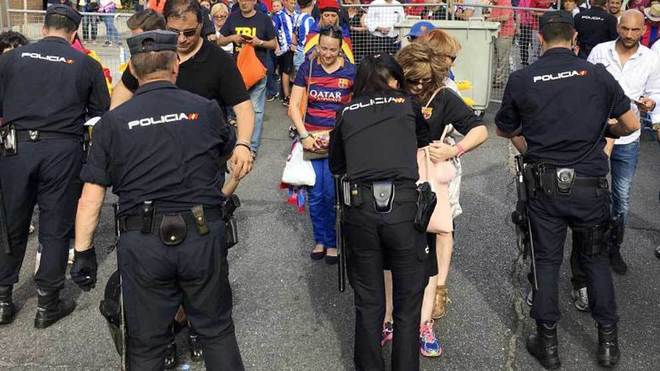 Policas registran a aficionados en la final de la Copa del ao...