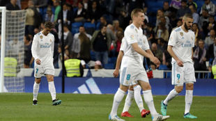Los jugadores del Real Madrid, tras recibir el gol del Athletic.