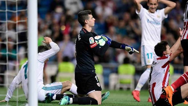 Kepa detiene el baln en el partido ante el Real Madrid.