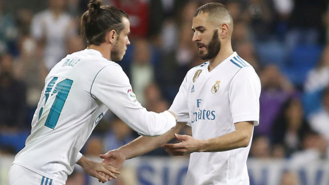 Bale sustituye a Benzema durante el partido contra el Athletic.