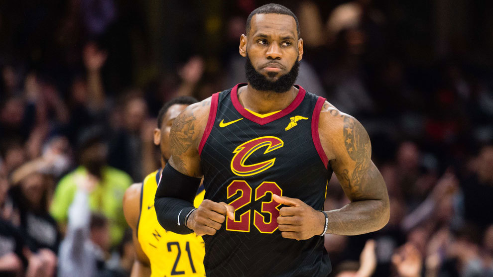 LeBron tras anotar ante los Pacers