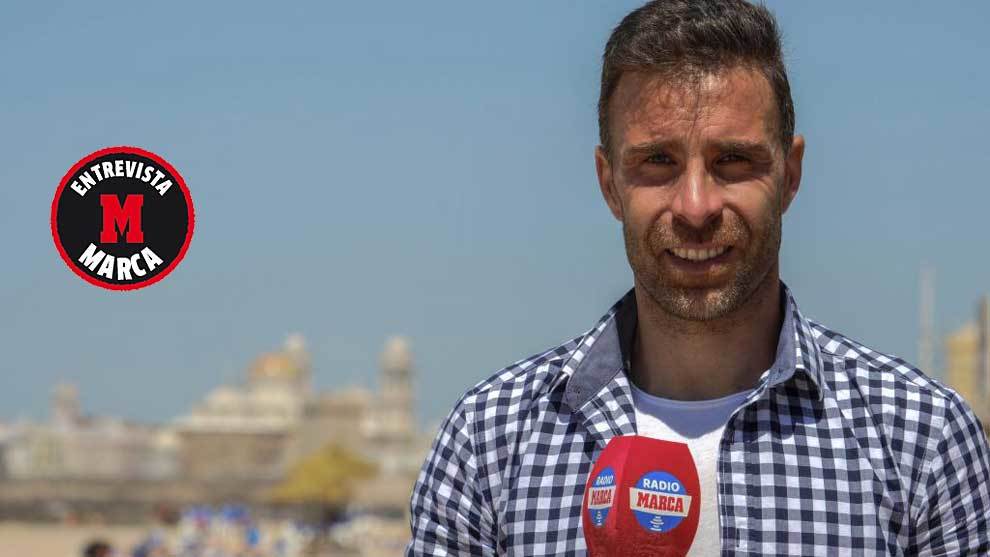 Alberto Cifuentes posa con el micrfono de Radio Marca en la Playa de...