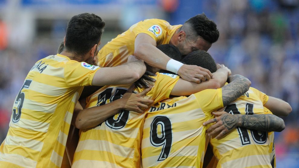 Los jugadores del Girona se abrazan en Mendizorroza