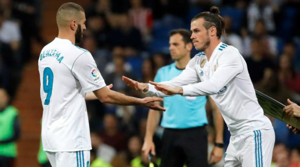 Benzema y Bale se saludan en una sustitucin.