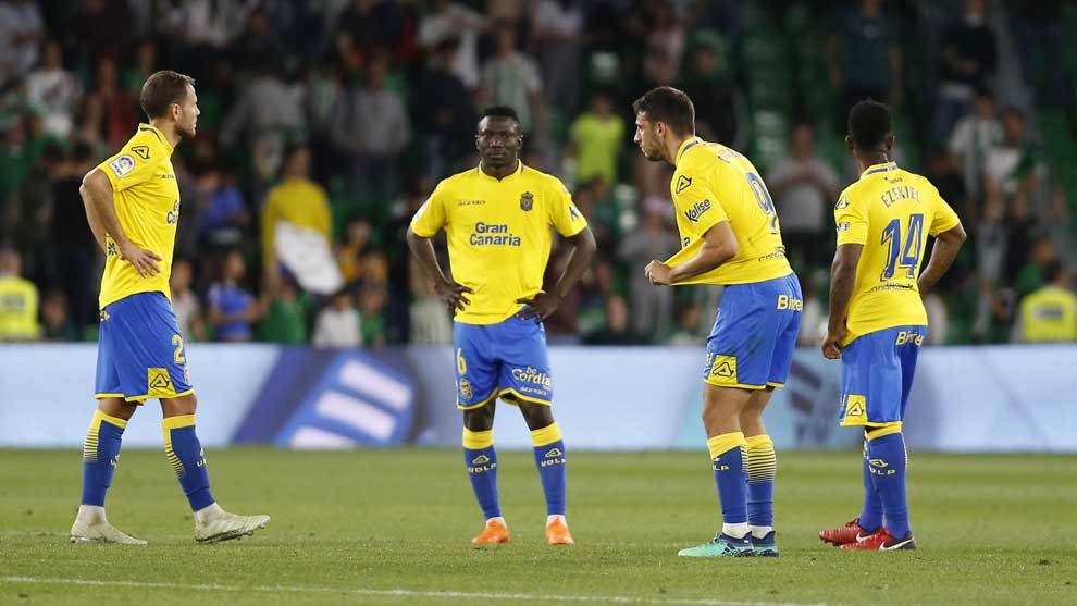 Los jugadores de Las Palmas lamentan el gol de Junior.