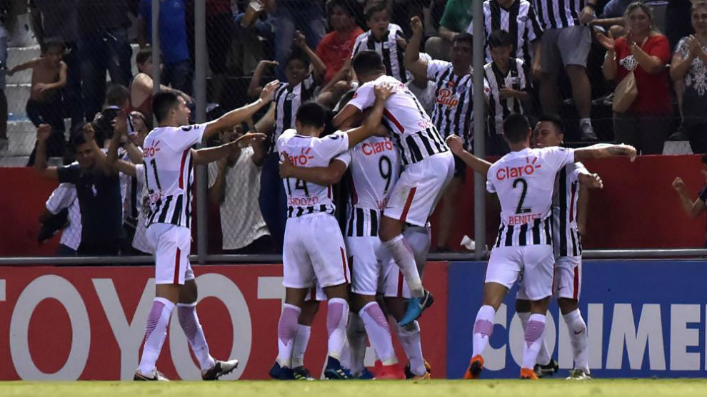 Los jugadores de Libertad celebran un gol ante Pearol.