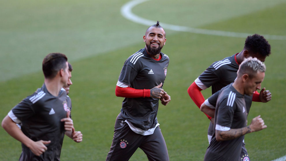 Vidal junto a otros compaeros del Bayern