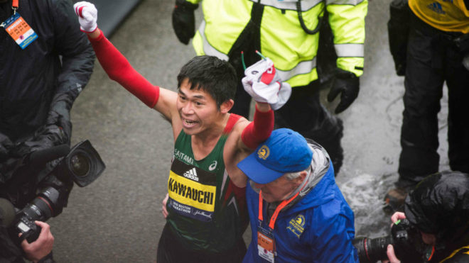 Yuki Kawauchi celebra su victoria en el maratn de Boston