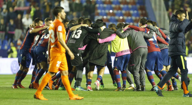 Los jugadores del Levante celebra el triunfo &apos;salvador&apos;