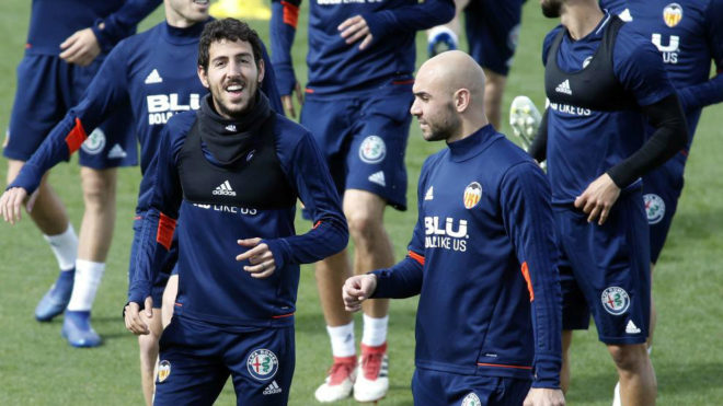 Zaza durante un entrenamiento bromea con Parejo.